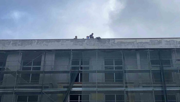 Bolu’da okul inşaatında işçiler parasını alamayınca çatıya çıktı