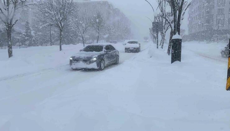 Bolu’da yoğun kar yağışı: Göz gözü görmüyor