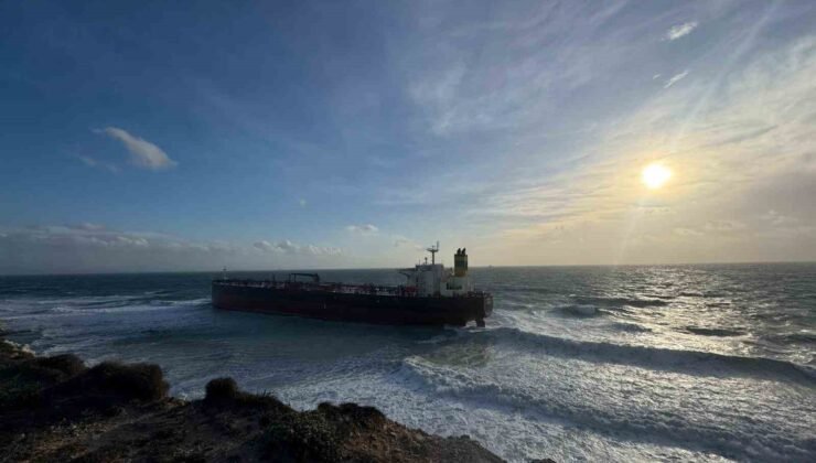 Bozcaada’da karaya oturan tanker 12 gün sonra kurtarıldı