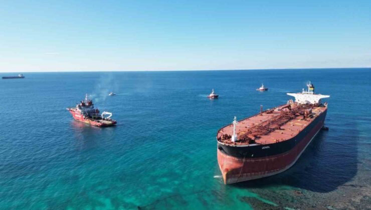 Bozcaada’da karaya oturan tankerin kurtarma çalışmaları dron ile görüntülendi
