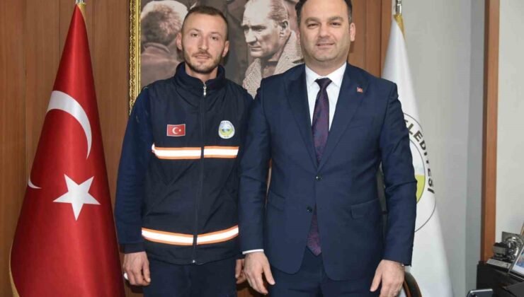 Bulduğu altın bilekliği polise teslim eden temizlik görevlisine belediye başkanından ödül