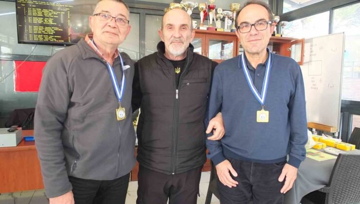 Burhaniye’ de briç turnuvaları devam ediyor