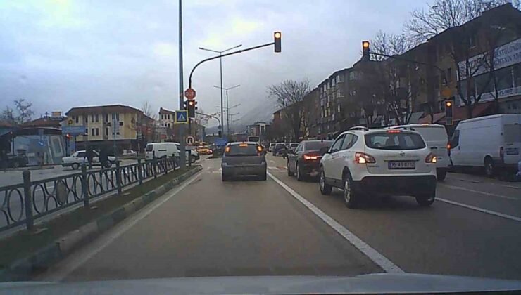 Bursa’da kırmızı ışık ihlali kaza getiriyordu…Yayanın canını hiçe saydı