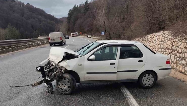 Bursa’da otomobil bariyerlere çarptı: 3 yaralı
