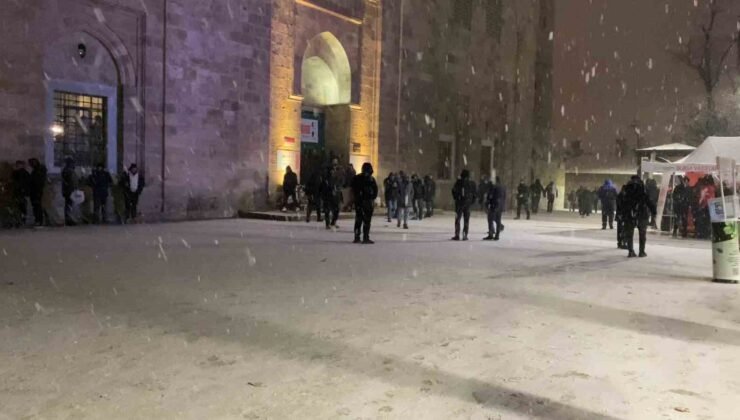 Bursa’da yılın ilk sabah namazı kar altında Ulucami’de kılındı