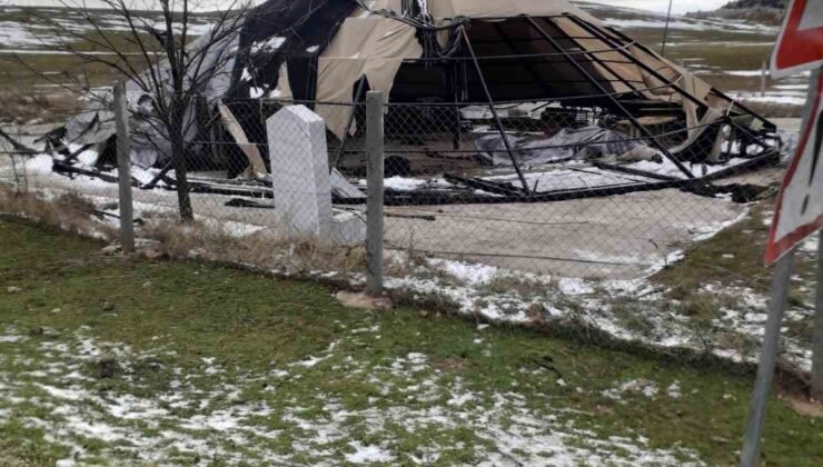 Çadır salon şiddetli rüzgara dayanamayarak parçalandı