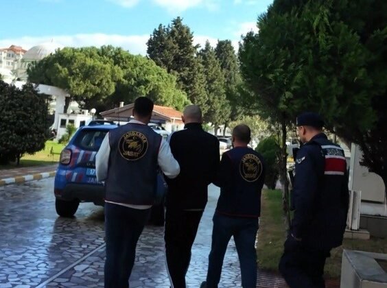 Çanakkale’de 15 yıl hapis cezası ile aranan şahıs saklandığı evde yakalandı