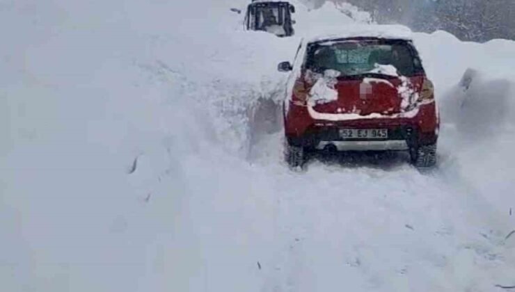 Çatak’ta çığ düştü: Sürücü son anda kurtuldu