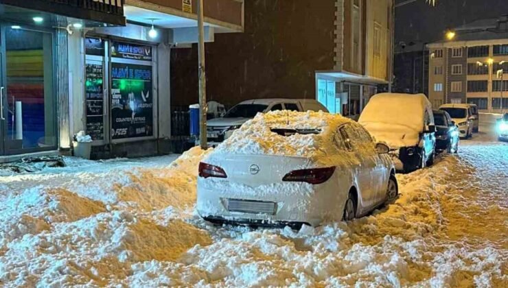Çatıdan düşen kar kütlesi park halindeki otomobile zarar verdi