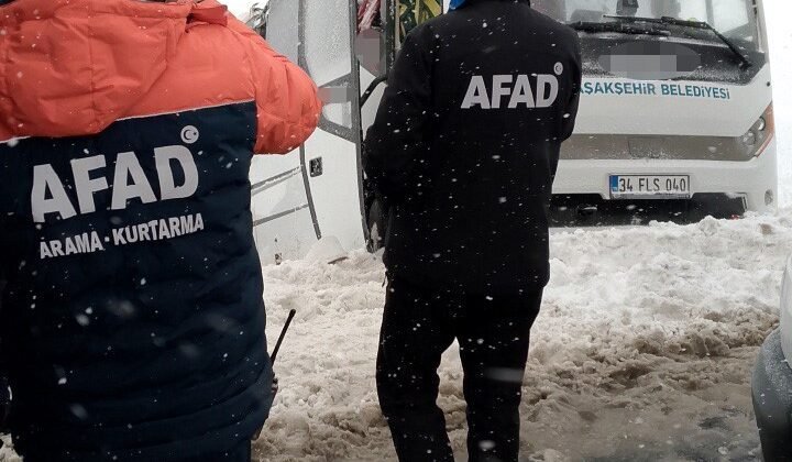 Cenaze taşıyan minibüs devrildi: 22 yaralı