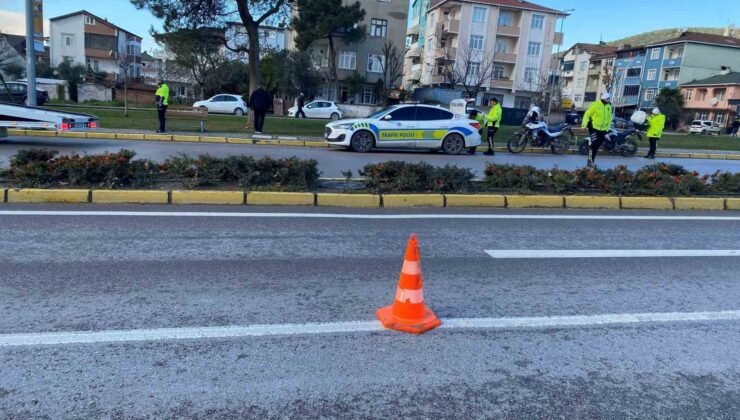 Çevirmeden kaçan motosikletli trafik polisine çarptı