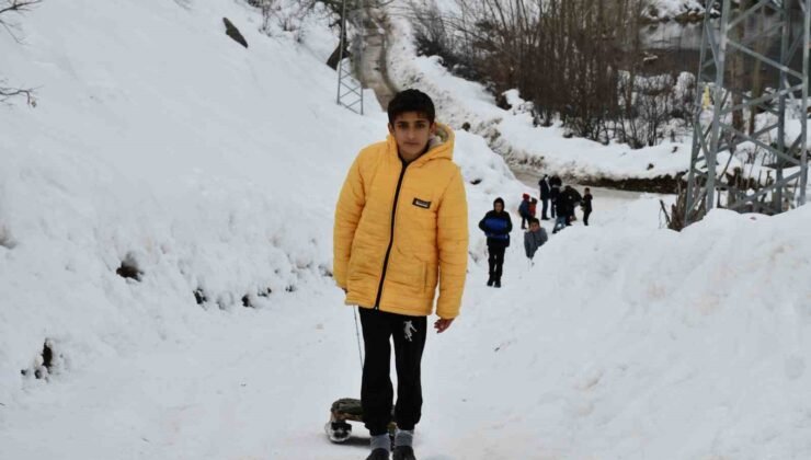 Çocukların kızaklarla kar keyfi