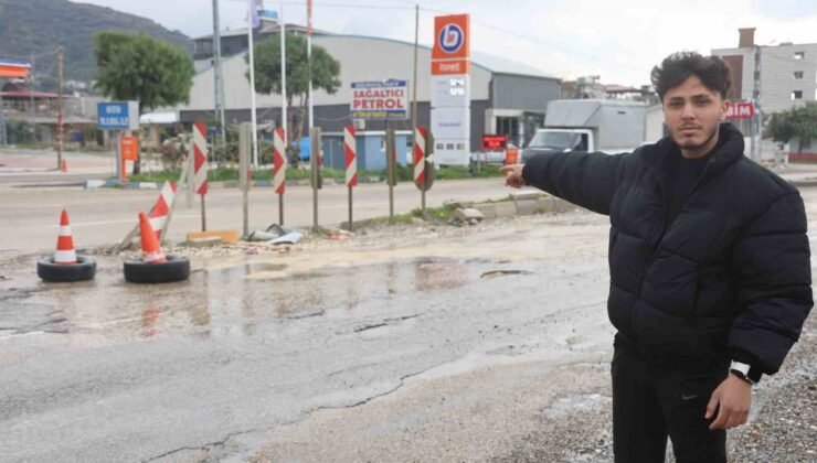 Çukura düşen araçları durdurmaya çalıştı, başarısız oldu