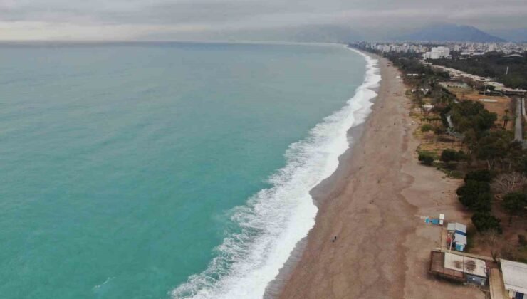 Dalgaların dövdüğü dünyaca ünlü sahil beyaza büründü, manzara tutkunları cep telefonlarına sarıldı