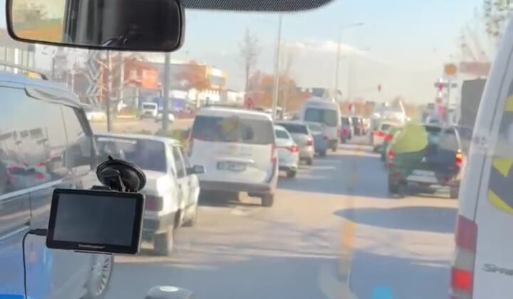 Denizli’de duyarlı sürücülerin fermuar sistemi ile yol verdiği anlar kamerada