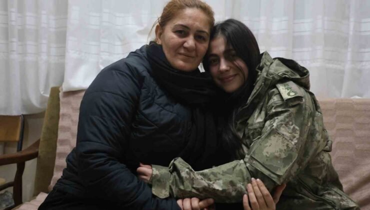 Depremde annesini ve ağabeyini enkazdan kurtaran askerin üşümesin diye kendisine verdiği montu geri verebilmek için 3 yıldır özenle saklıyor