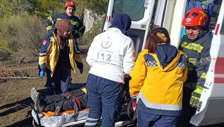 Devrilen traktör sürücüsü itfaiye tarafından kurtarıldı