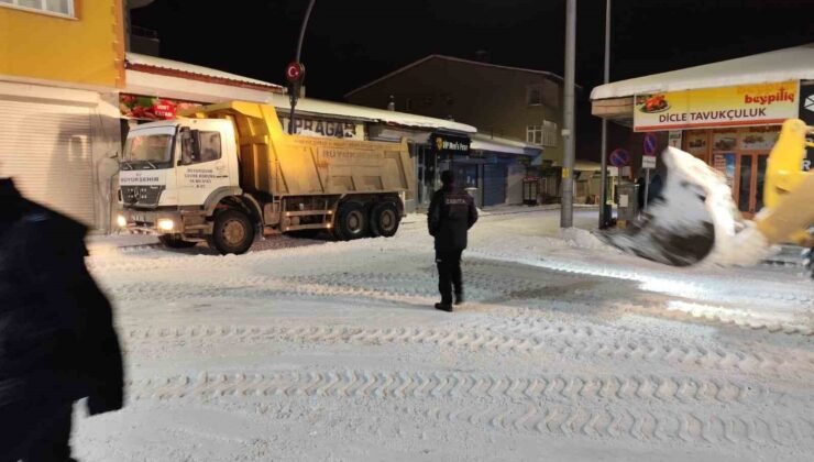 Diyadin’de ekiplerin karla mücadele mesaisi