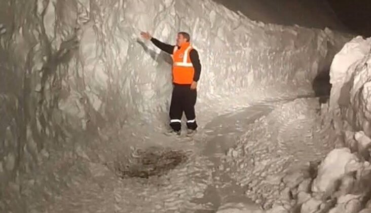 Diyarbakır’da kar kalınlığı 3 metreyi aştı