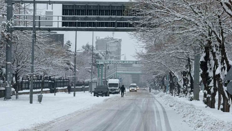 Diyarbakır’da kar yağışı etkisini sürdürüyor, uçak seferleri iptal edildi