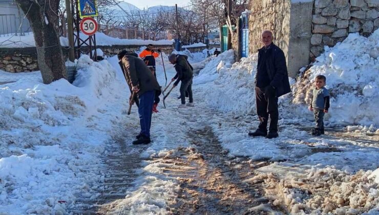 Diyarbakır’da vatandaşlar karla kapanan yolları kendi imkanları ile açtı