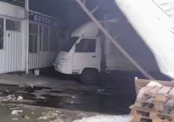 Diyarbakır’da yoğun kar çatıları devirdi