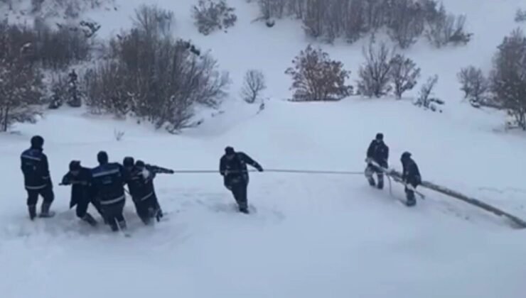 Ekipler enerji için seferber oldu: Kar içerisinde zorlu mücadele