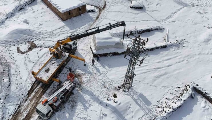 Ekipler zorlu hava şartlarında enerji hatlarını onarıyor