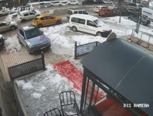 Elazığ’da 3 aracın karıştığı kaza kamerada: 1 yaralı