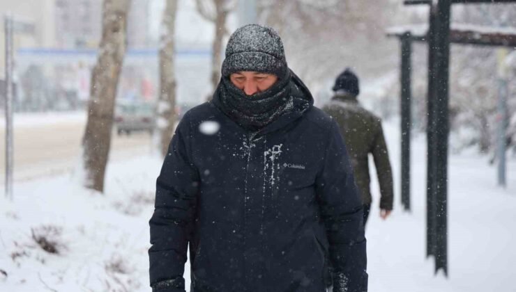 Elazığ’da kar yağışı etkisini sürdürüyor
