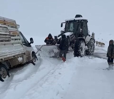 Elazığ’da şarampole düşen araç kurtarıldı
