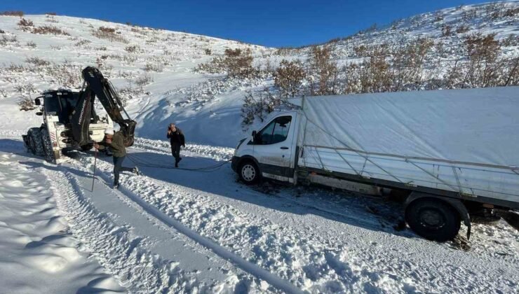 Elazığ’da şarampole düşen pikap kurtarıldı