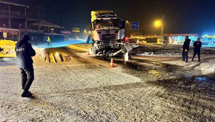 Elazığ’da tır kavşaktaki refüje çıktı: 1 yaralı