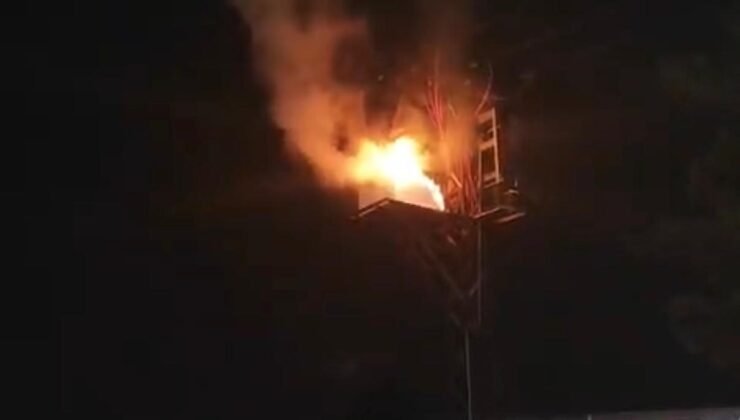 Elektrik direğindeki pano alev alev yandı