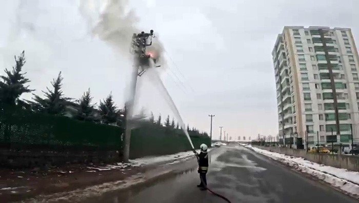 Elektrik direğindeki yangına müdahale, itfaiye erinin gözünden kayda alındı