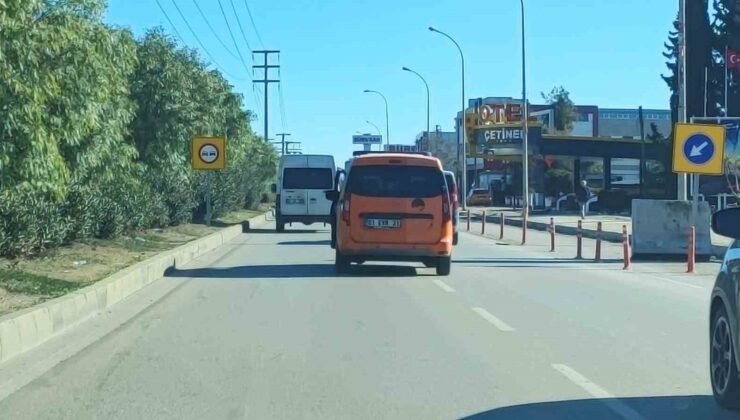 Emniyet kemerini kazalı kapıya bağladı