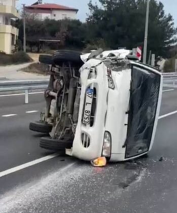 Emniyet şeridindeki araca çarptı: 2 yaralı