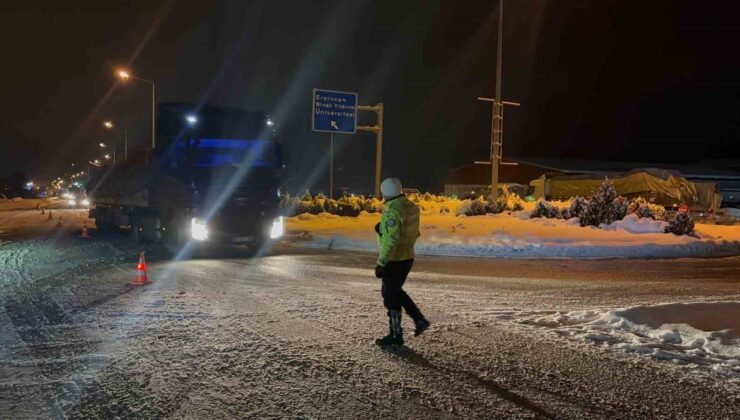 Erzincan-Sivas karayoluna çığ düştü