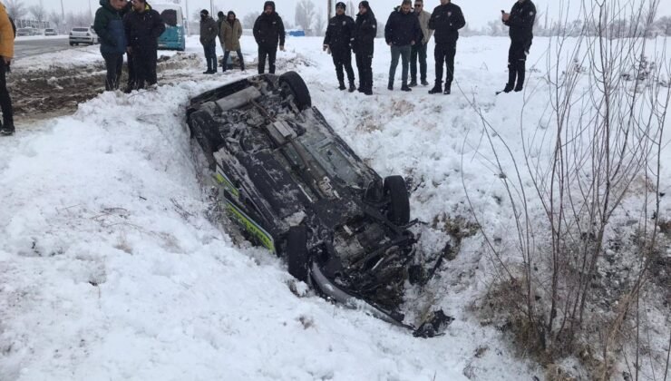 Erzincan’da polis aracı şarampole uçtu: 2 polis yaralandı
