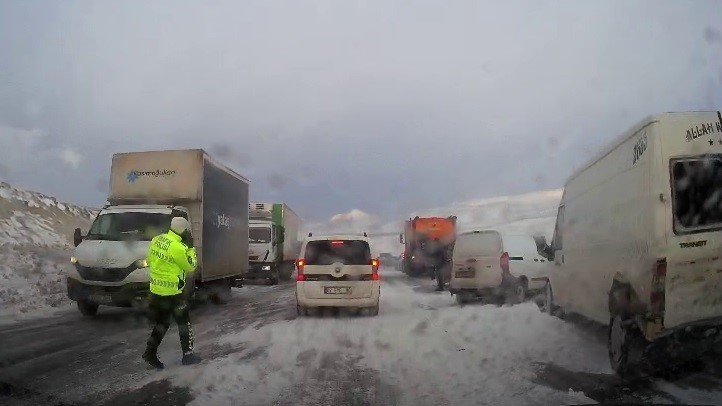 Erzurum’da etkili olan tipi çevre illerle olan ulaşımı aksatıyor
