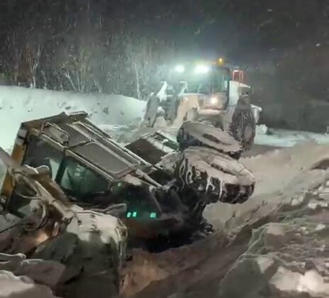 Erzurum’da kar temizleme aracı devrildi