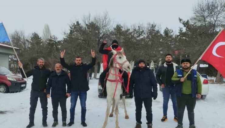 Esnaf at üstünde Türk bayrağı ile tur attı