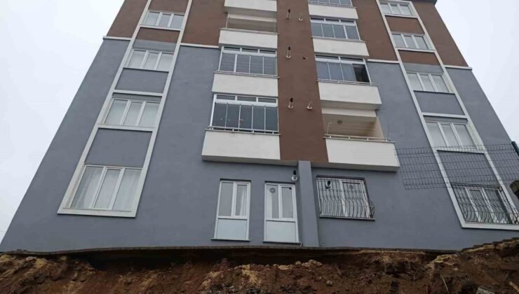 Ev sahibi, duvar çökmesini ’deprem’ zannetmiş