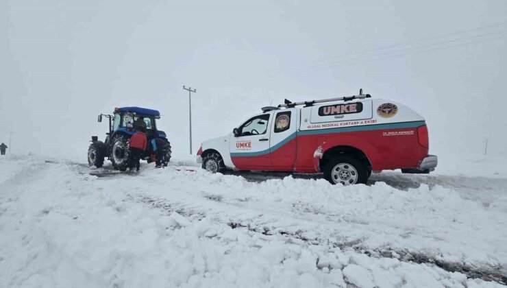 Evde doğum yapan anne ve bebeği, saatler süren çalışmanın ardından kurtarıldı