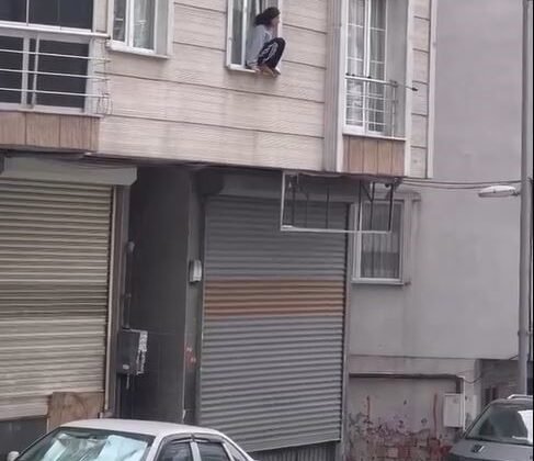 Eve kitlenen genç kadın kendini camdan attı; O anlar kamerada