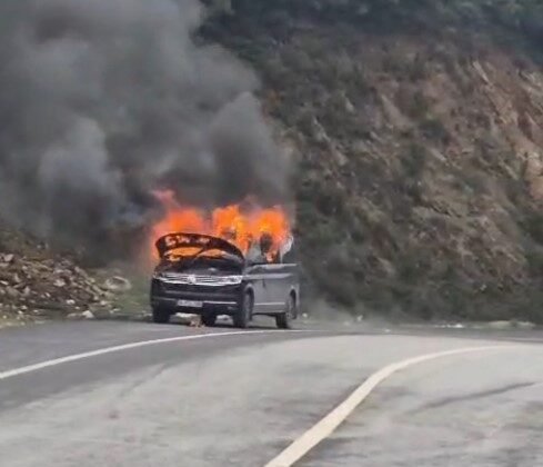 Eyüpsultan’da seyir halindeki araç alevlere teslim oldu