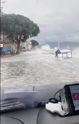 Fırtına sebebiyle kara ile deniz birleşti, tekneler battı