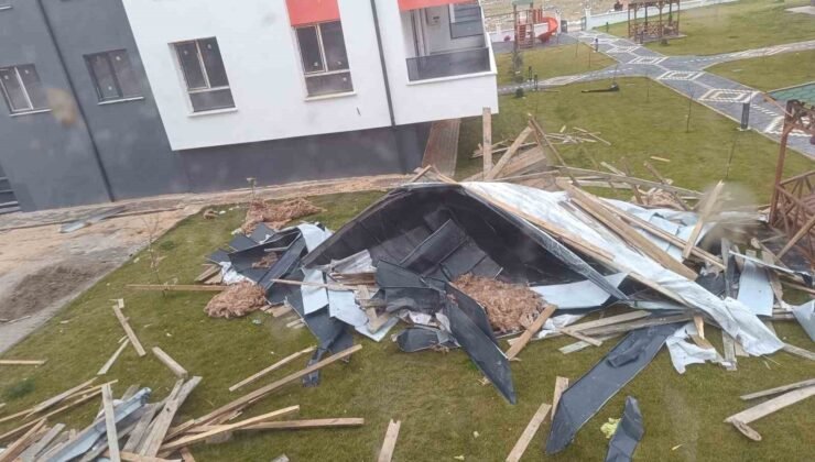 Fırtınada uçan çatı dairenin içine girdi