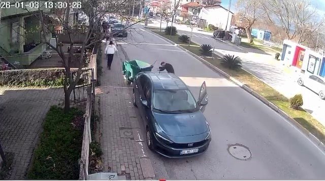 Fırtınanın savurduğu çöp konteyneri park halindeki araca çarptı
