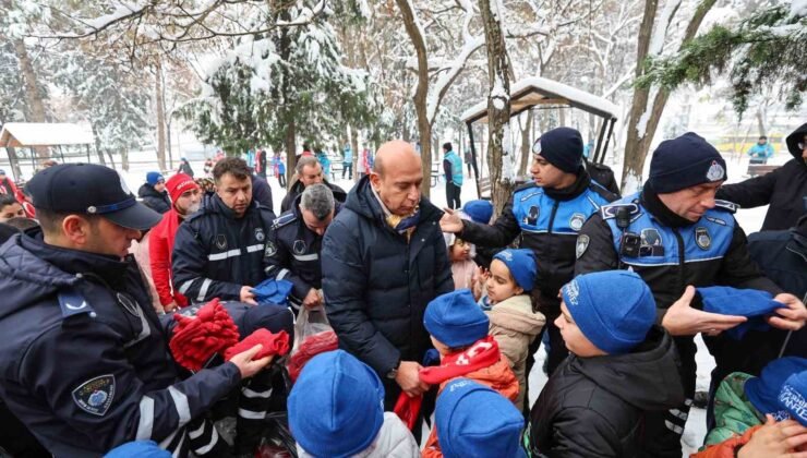 Gaziantep Büyükşehir Belediyesi, çocukların kar sevincine hediyelerle ortak oldu